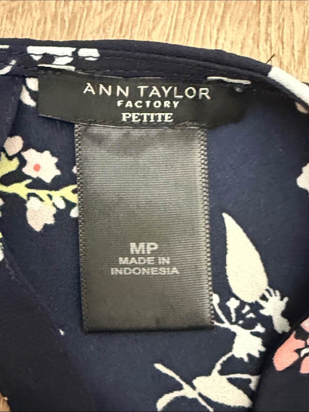 Ann Taylor Printed Navy Floral Long-Sleeve Women's Blouse - Picture 7 of 10